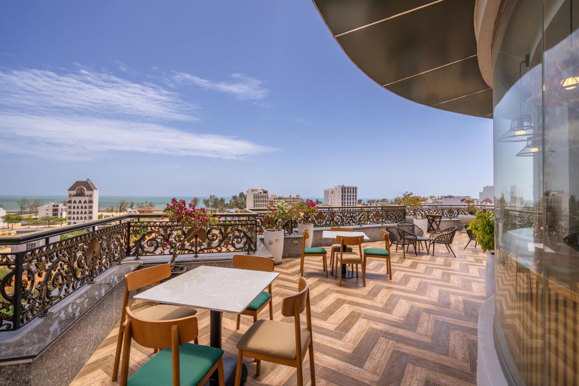 The Palms Hotel By Hmg Phan Thiet Exterior photo